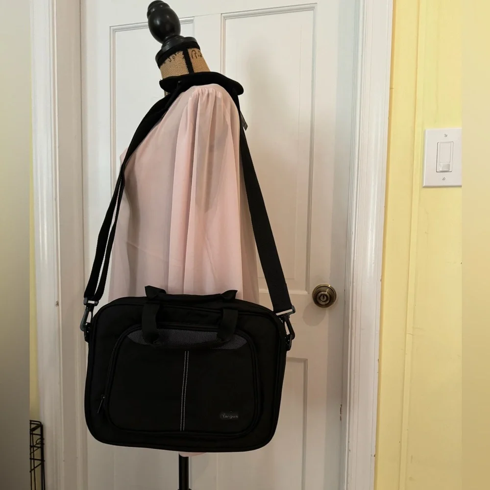 Targus black laptop case / travel bag